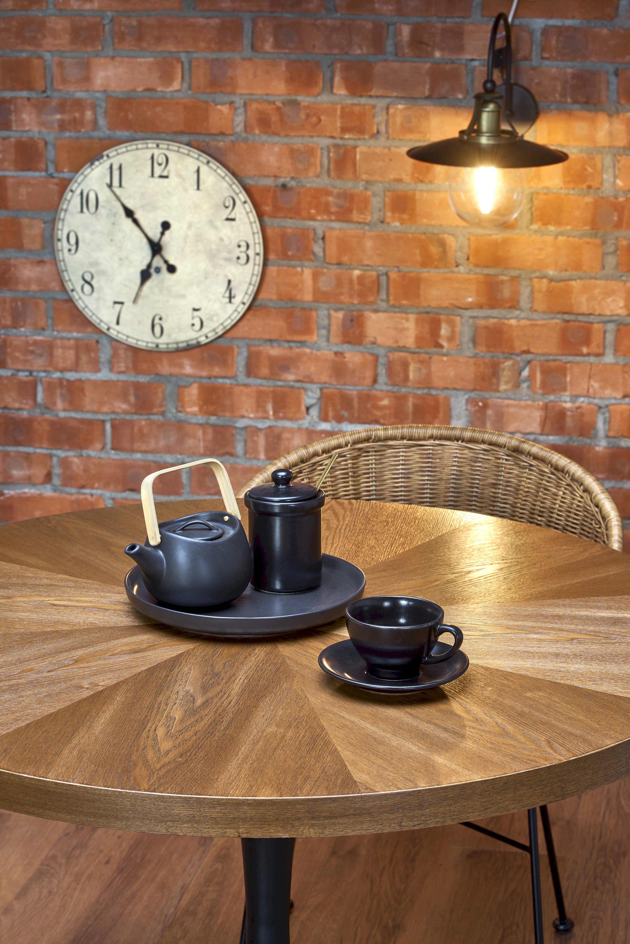 CARMELO stół okrągły, blat - orzech, noga - czarny