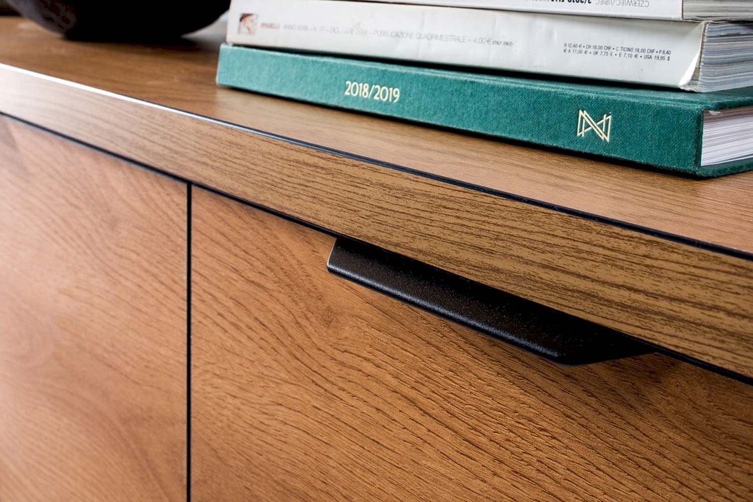 SZAFKA RTV FONTI F-7 Z NÓŻKAMI