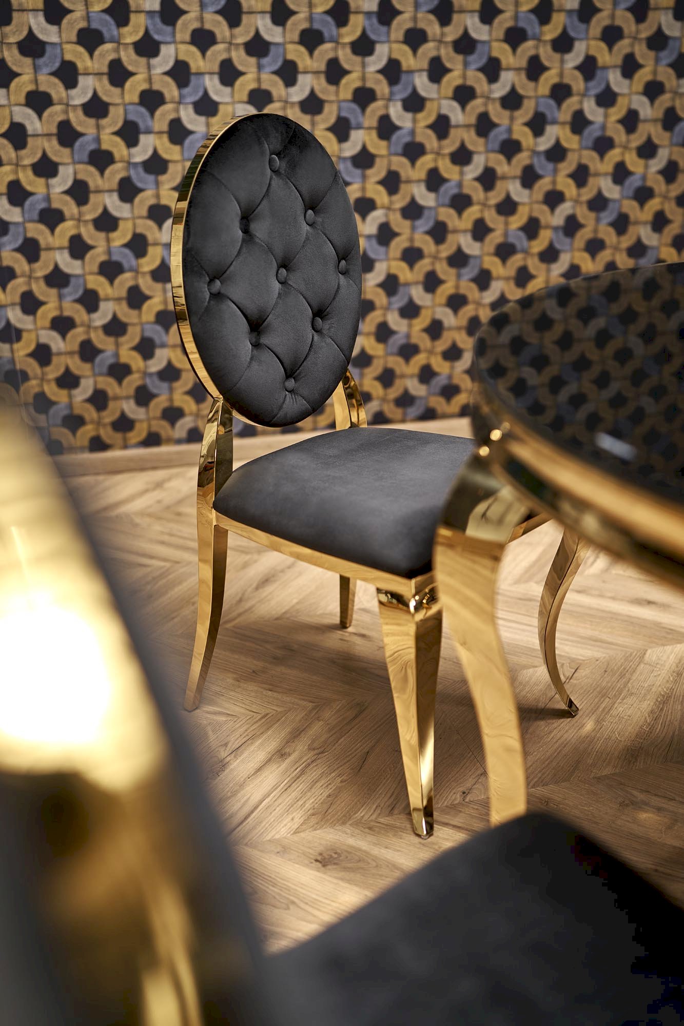 REGINALD_2 stół okrągły blat - szkło czarny, nogi - złoty