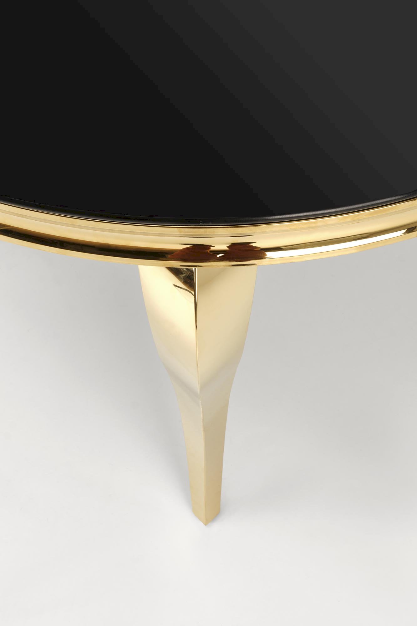 REGINALD_2 stół okrągły blat - szkło czarny, nogi - złoty