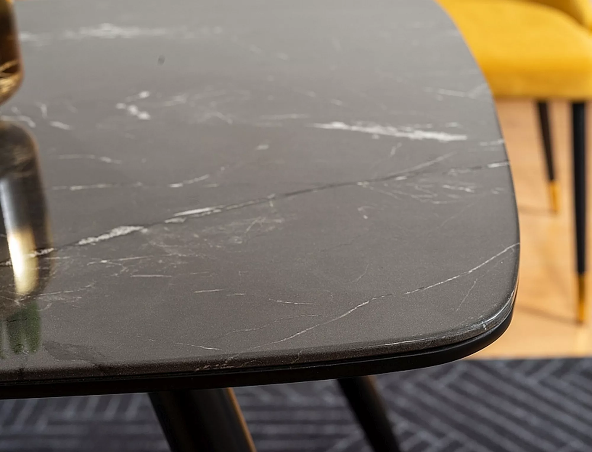 Stół cyryl i czarny efekt kamienia/czarny/złoty stleaż 140x80