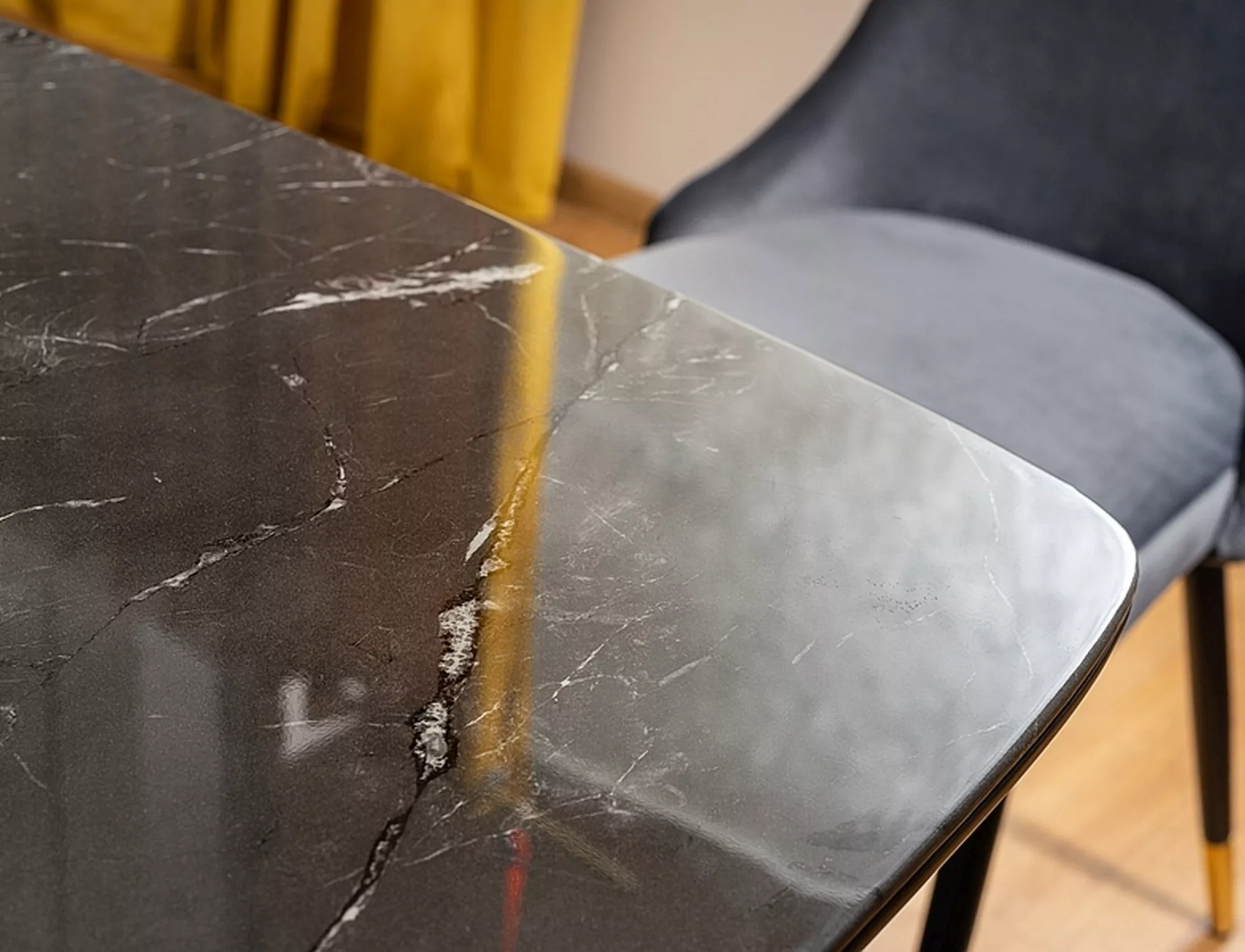 Stół cyryl i czarny efekt kamienia/czarny/złoty stleaż 140x80