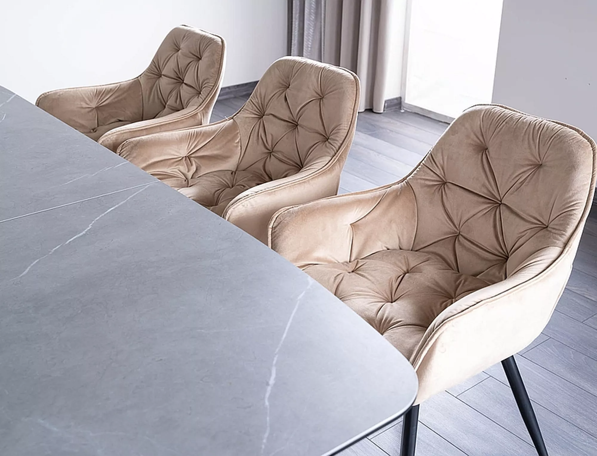 Krzesło cherry velvet czarny stelaż/beż bluvel 28