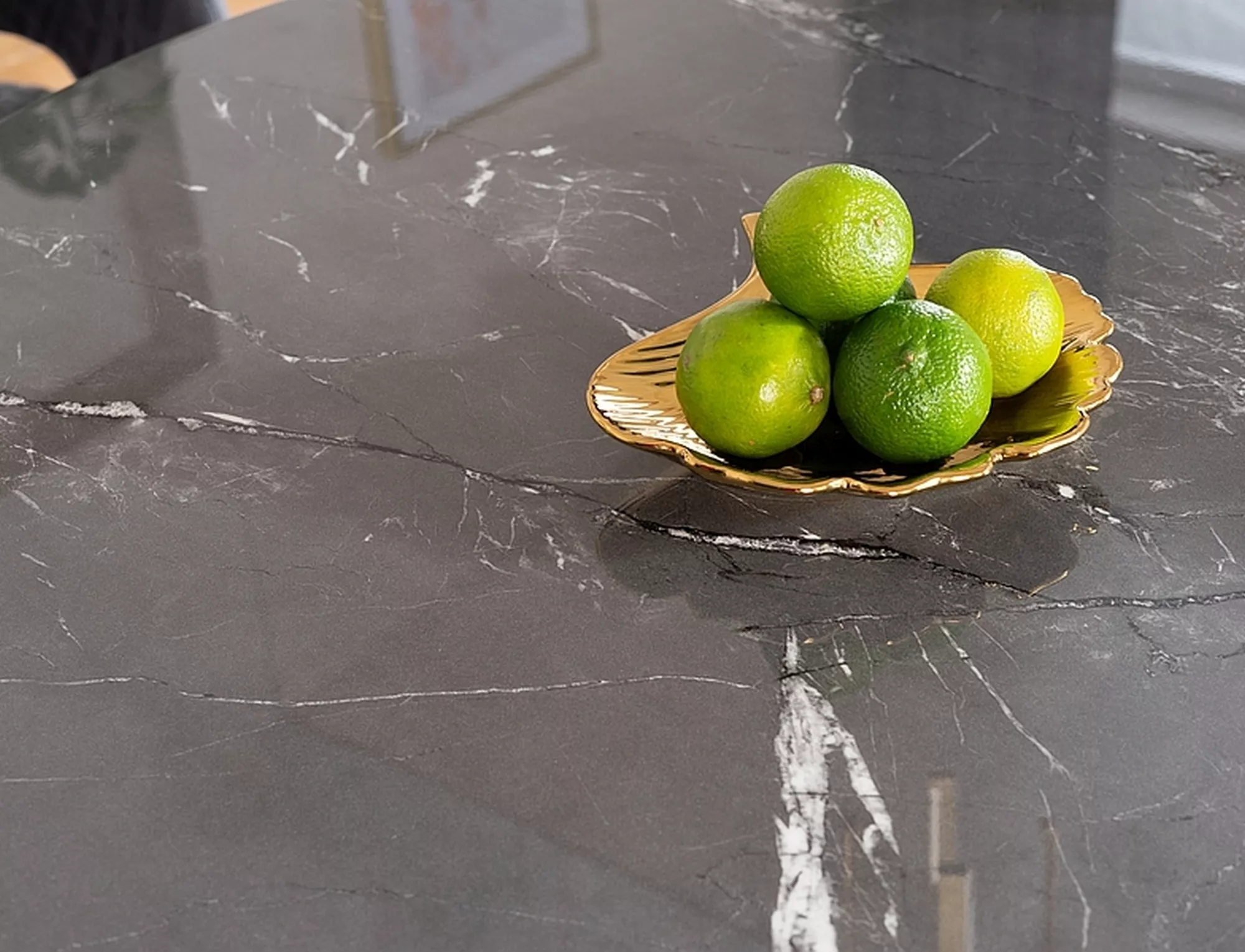 Stół cyryl ii czarny efekt kamienia/czarny/złoty stleaż fi100