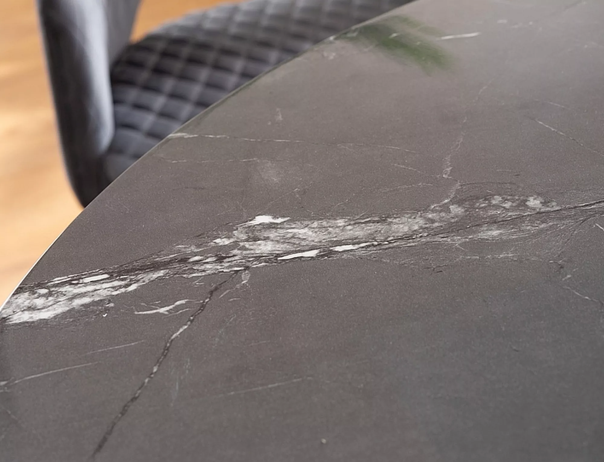 Stół cyryl ii czarny efekt kamienia/czarny/złoty stleaż fi100